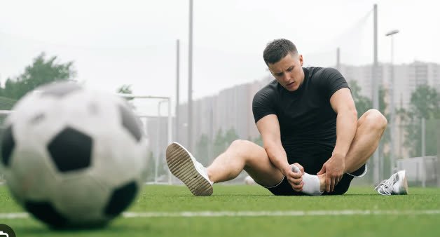 Atleta de futebol cuidando dos pés: podologia esportiva